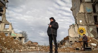 Michael Kocáb vydal nové video k piesni Sebastián, ktoré natočil pri zbombardovanom dome v ukrajinskom meste Izium
